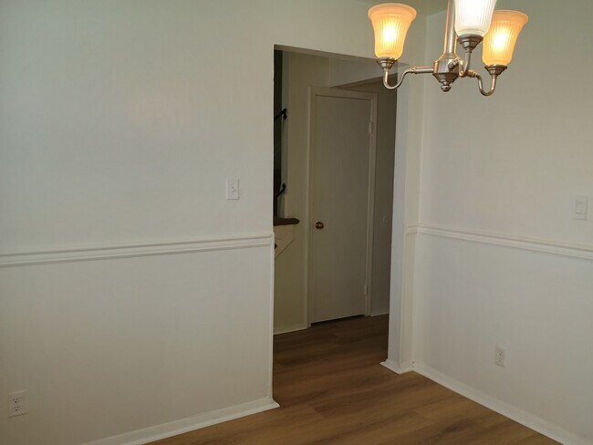 Comedor - 6617 Stoney Point North