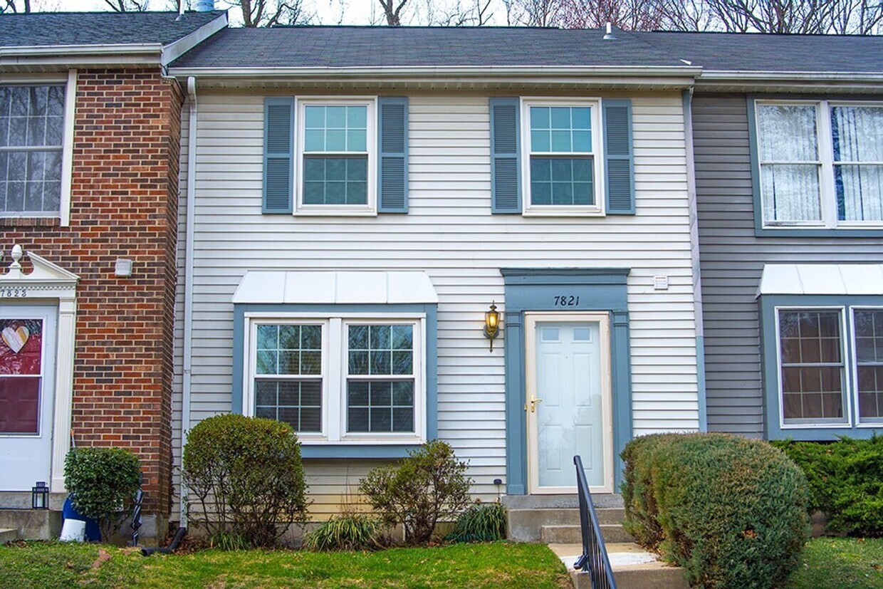Primary Photo - Commuters dream. Beautiful 3 BR 2 FB, 2 HB...