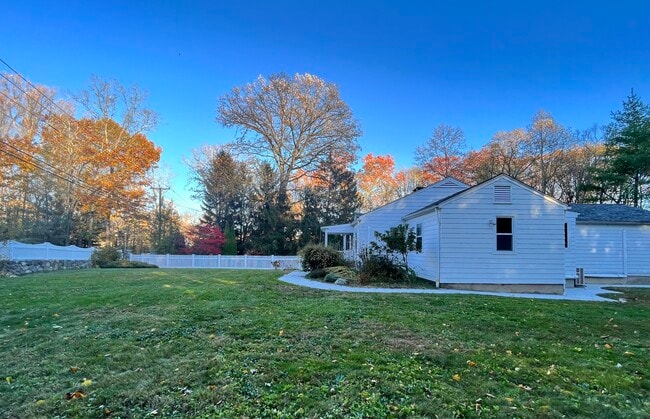 Foto del edificio - 158 Jelliff Mill Rd