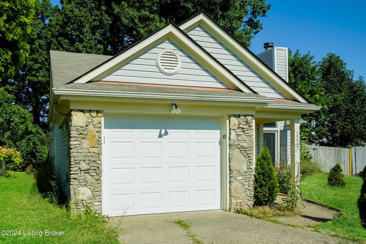 Primary Photo - 10405 Bay Pointe Cir