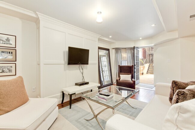 Foto del edificio - 2114 Bancroft Pl NW