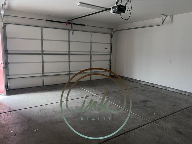 Building Photo - Available ~ $2500 4 Bed/2.5 Bath Large Tow...
