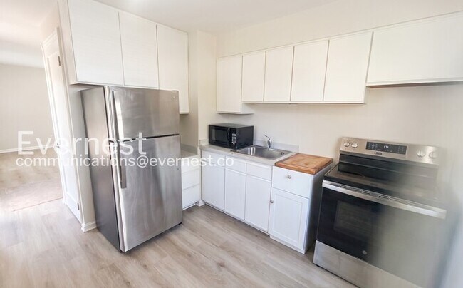 Building Photo - 3-Bedroom Home with Detached Garage / Pet-Friendly / Available Now!