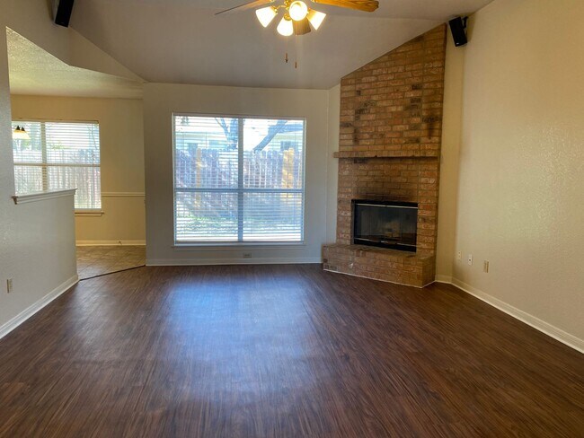 Foto del edificio - UPDATED 3 BEDROOM, EASY COMMUTE