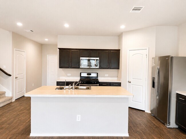 Foto del edificio - 21460 Rustic Elm Dr