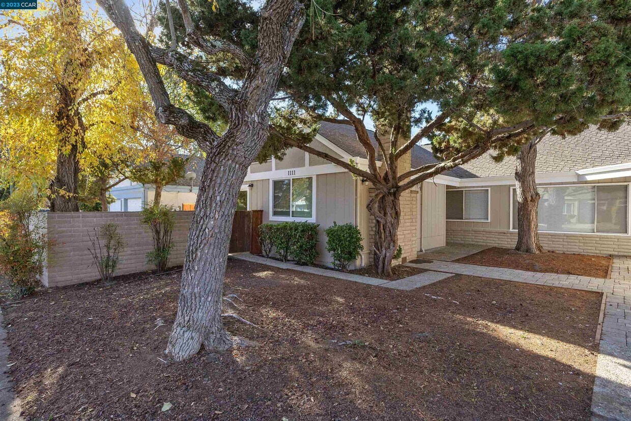 Primary Photo - 1111 Roxie Ln