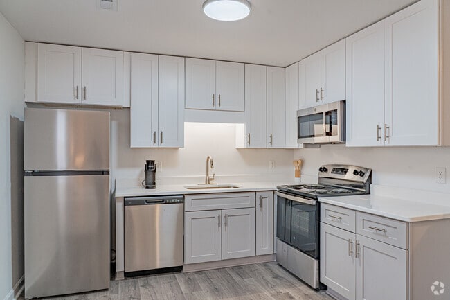 2BR, 1BA - 750SF - Kitchen - Brookfield at Lynndale