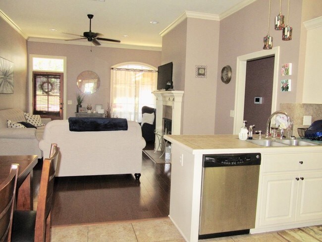 Building Photo - 303 Azalea Ct
