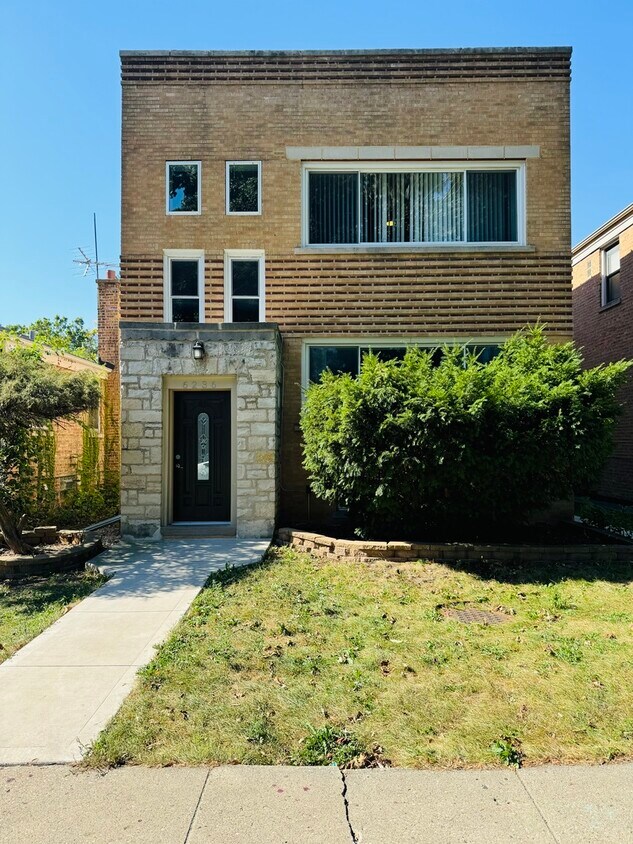 Foto principal - 6236 N Albany Ave