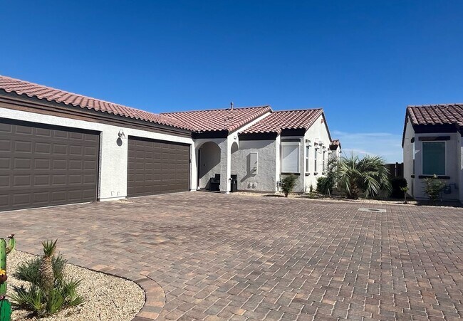 Foto del edificio - Single-story 1326 sq ft, townhome built in 2019 w/3 bed, 2 bath & spacious attached 2-car garage ...