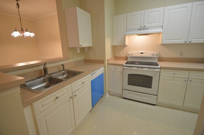 Foto del edificio - TAMPA: 2 bed/ 2bath condo on 2nd floor in ...