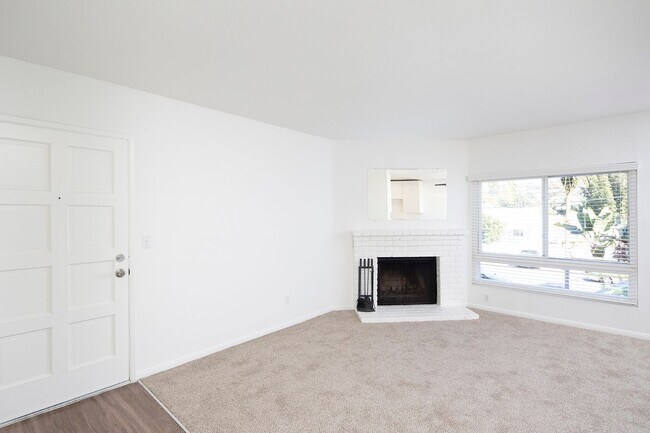 Foto del edificio - Large Upstairs Unit w/ a Fireplace