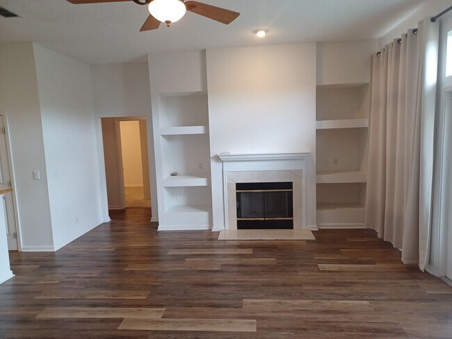 Building Photo - Large 3 BR 2 BA Rental in Desirable Area