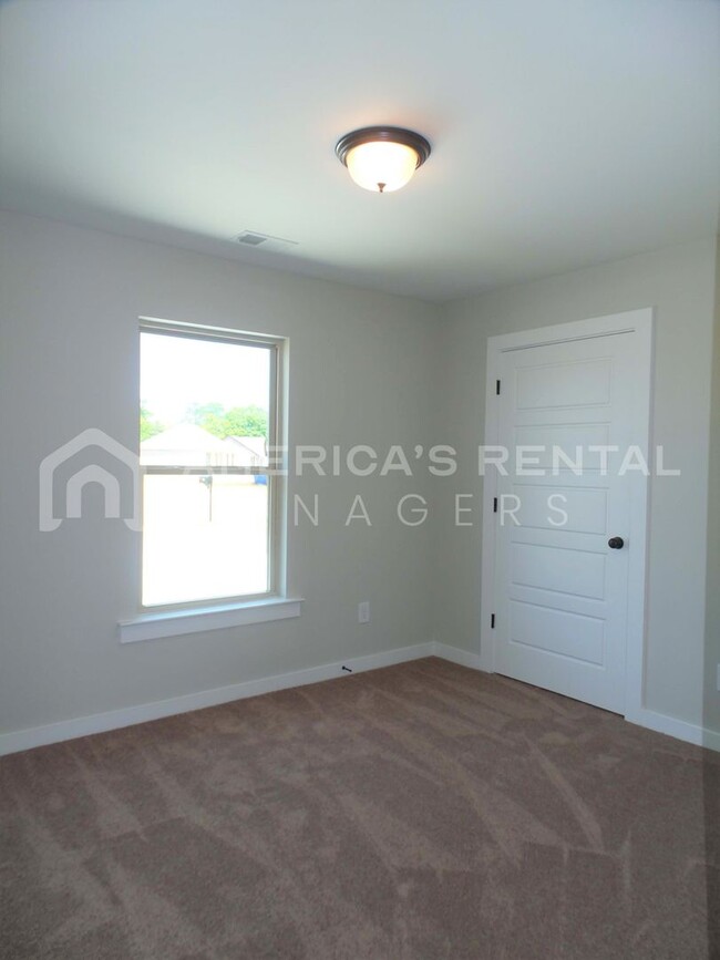 Foto del edificio - Home for Rent in Talladega, AL...COMING SO...