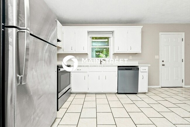 Building Photo - 3 Bedroom Pet-Friendly Home in Snellville, GA with Main Street Renewal