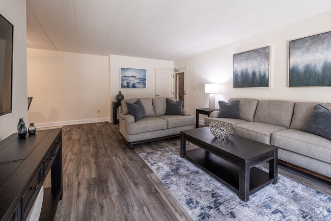2BR, 2BA - 1,040SF - Living Room - Ivy Hall Apartments