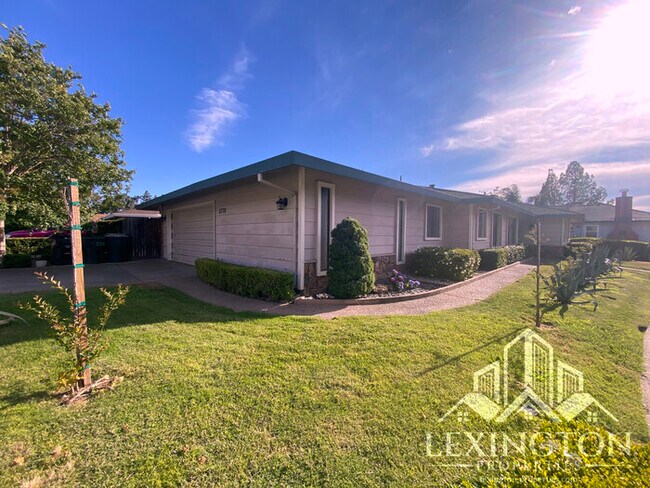 Building Photo - Beautiful, 3BD/2BA +Bonus Rooms, Bungalow ...