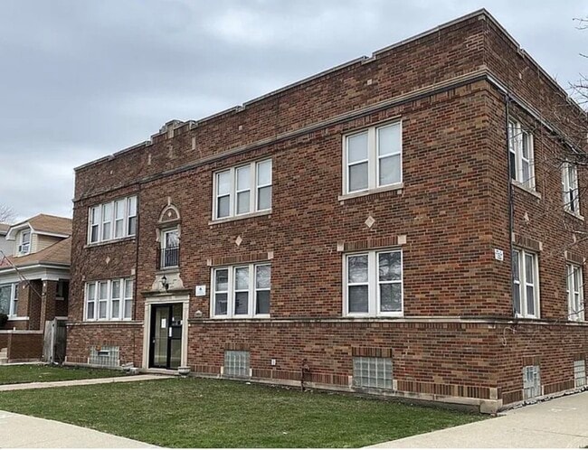 Building Photo - 4520 W Wellington Ave