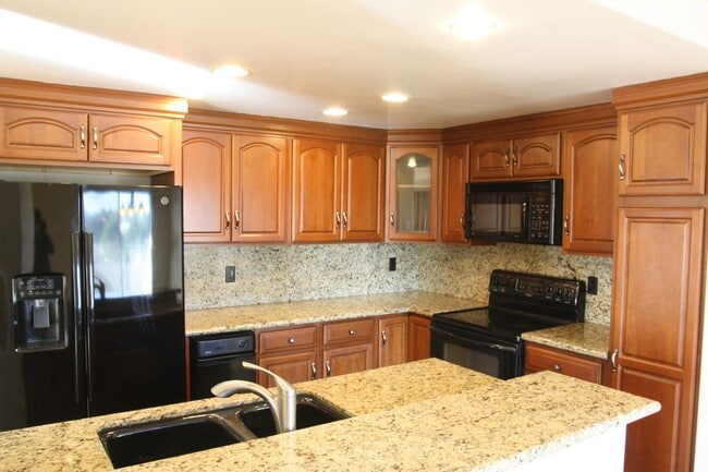 Building Photo - Parkway Manor Community - La Mesa - Upper ...