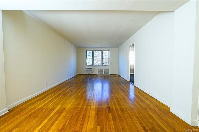 Building Photo - 4 Sadore Ln