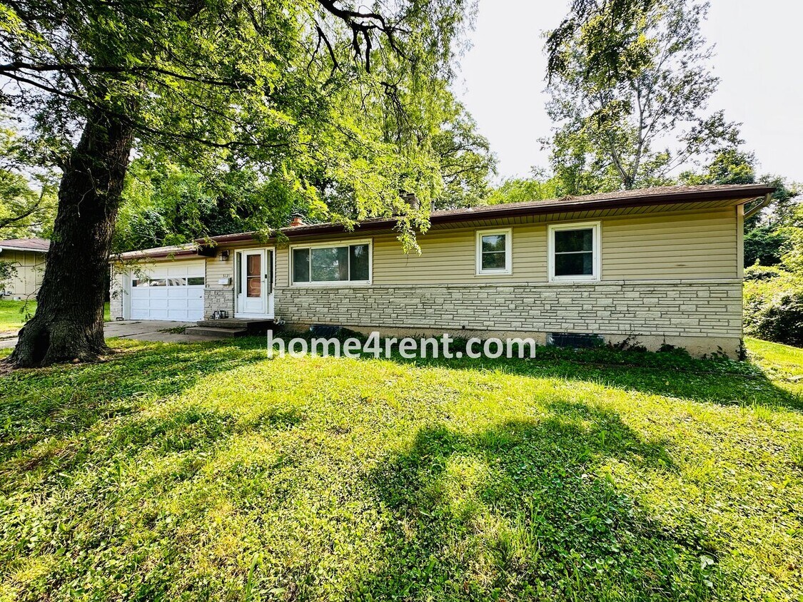 Primary Photo - Beautiful Raytown Ranch. Wood Floors, Spac...
