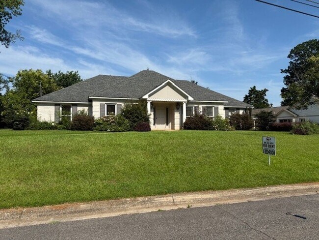 Building Photo - Beautiful 4 Bed 2.5 Bath Available Now!