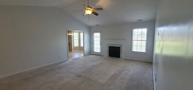 Foto del edificio - NEW listing , Don't Miss Out!!!