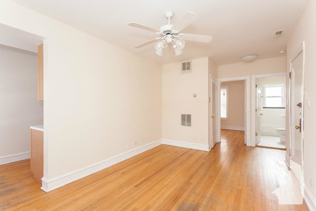 Building Photo - 1 bedroom in Chicago IL 60657