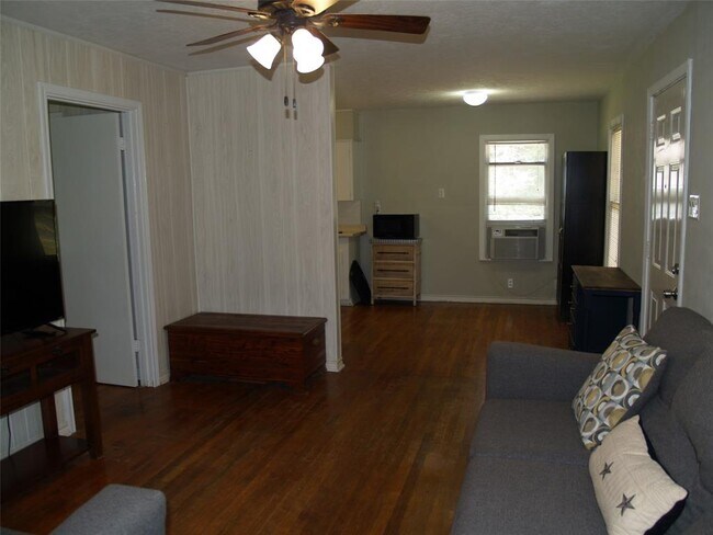 Building Photo - 11131 Woodside Dr