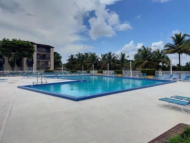 Foto del edificio - 14501 N Kendall Dr