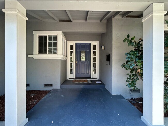 Foto del edificio - Recently Remodeled Single-Story 3/2 Gem in...