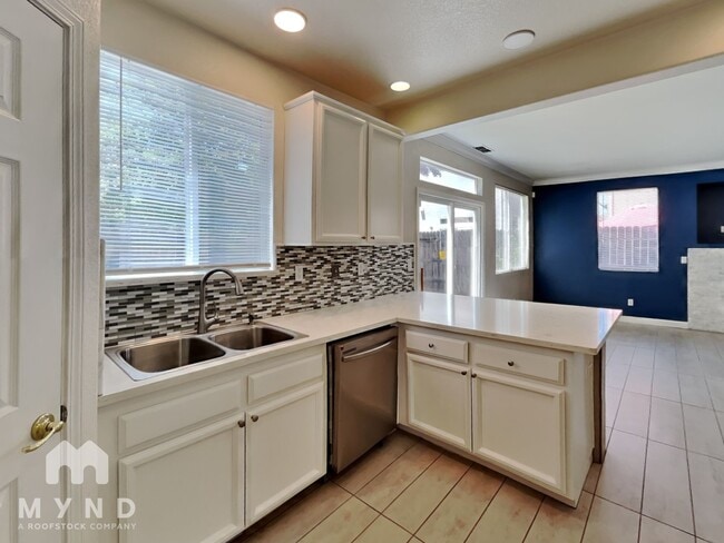 Foto del edificio - 5325 Dunlay Dr