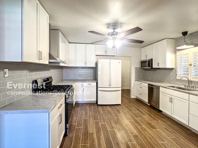 Building Photo - 801 W Earll Dr