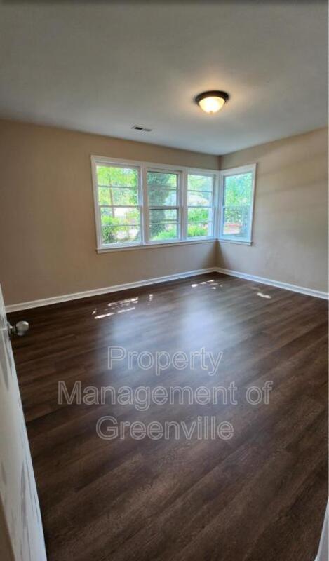 Foto del edificio - 230 W Dorchester Blvd
