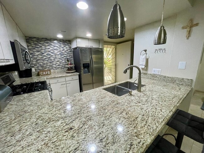 Building Photo - 453 E Via Escuela