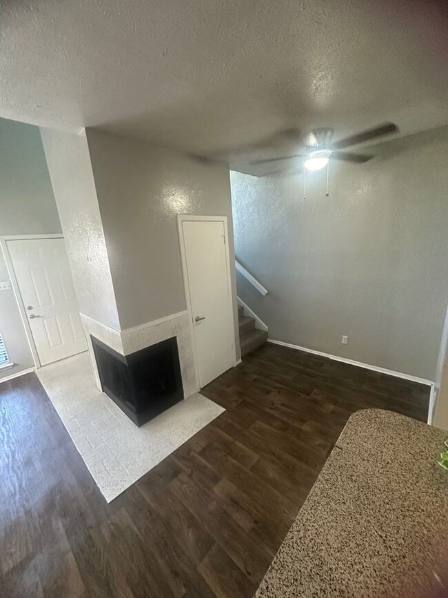 Building Photo - Beuti-ful Town home Ready to Move in!