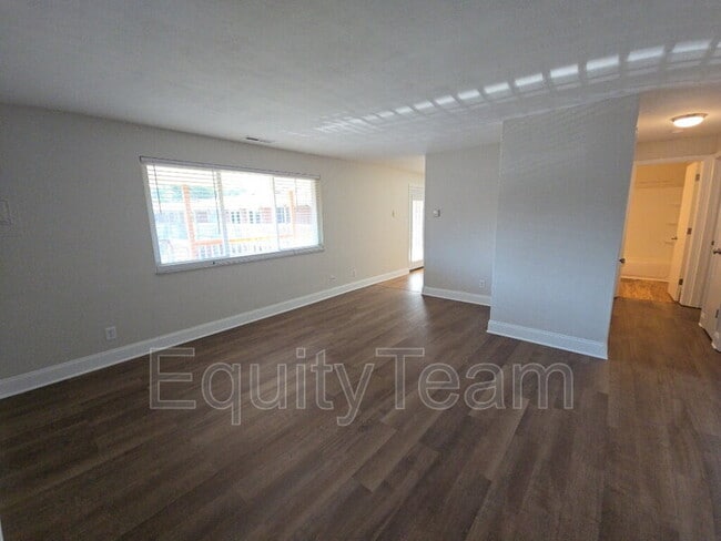 Building Photo - 204 N 10th St