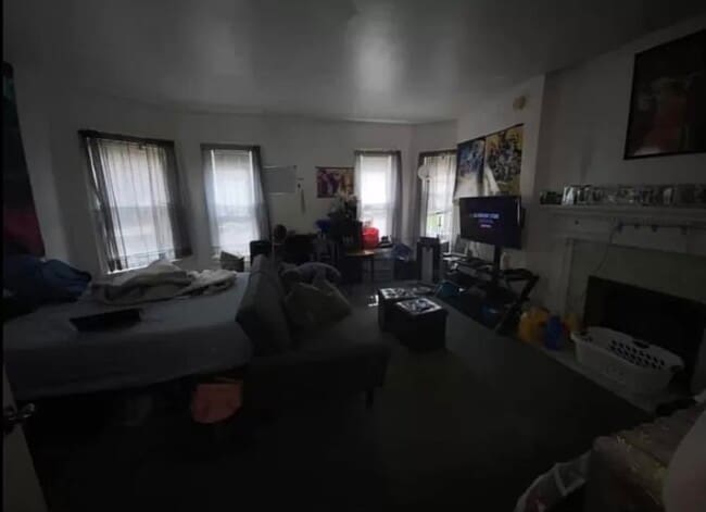 Building Photo - 121 Oak St