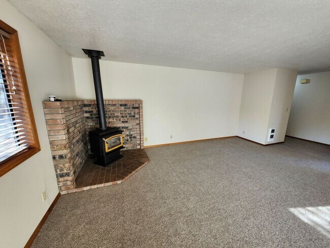 Foto del edificio - 3 Bed/2 Bath Single Level Home near Parks and Schools - Daggett Lane