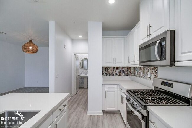 Building Photo - Stunning 3Bdm 2.5Ba Townhome in the Heart of Imperial Beach