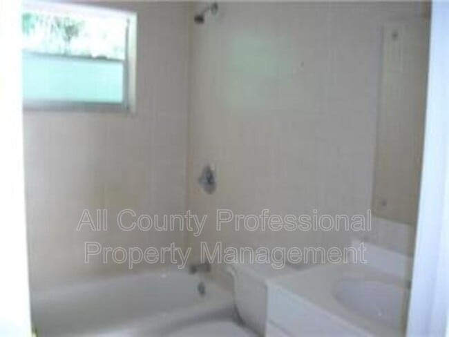 Building Photo - 2023 SW 29th Ave