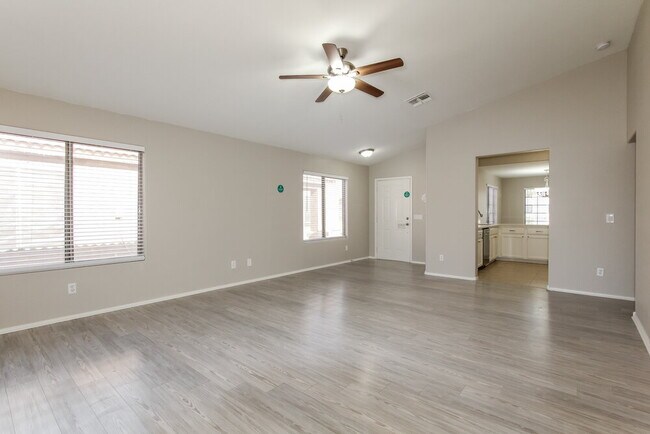 Foto del edificio - 2036 E Danbury Rd