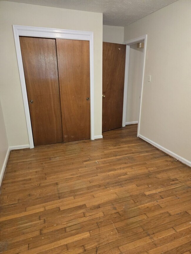 Foto del edificio - Deep Springs, 2 bedroom duplex, hardwood f...
