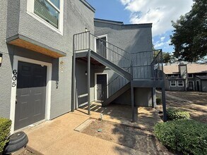 Building Photo - 9696 Walnut St