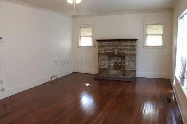 Building Photo - 3 bed / 2 bath home