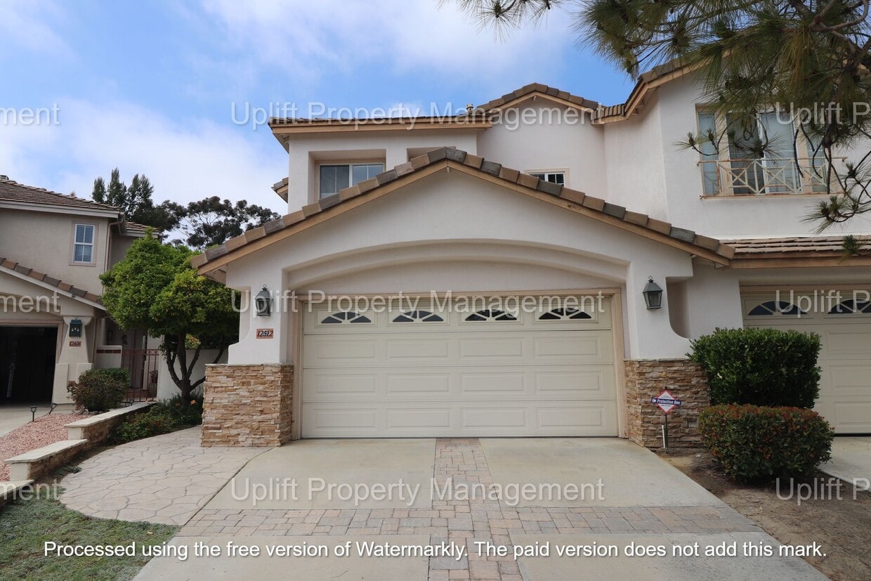 Primary Photo - 3 BED 3 BATH HOME WITH BEAUFUIL BEACH MURA...