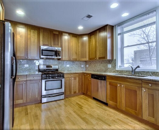 Building Photo - 2602 W Diversey Ave