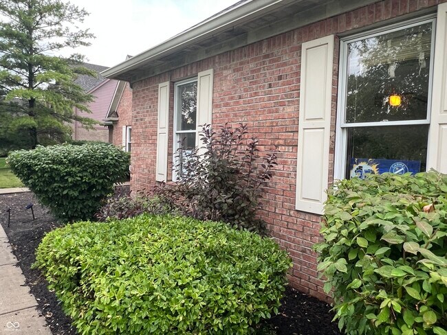Foto del edificio - 2432 Laurel Lakes Blvd