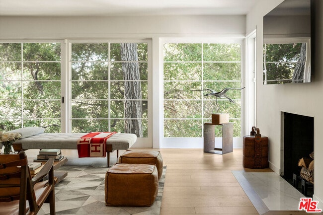 Foto del edificio - 2410 Nichols Canyon Rd