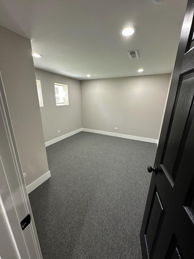 Foto del edificio - 1056 W 81st St
